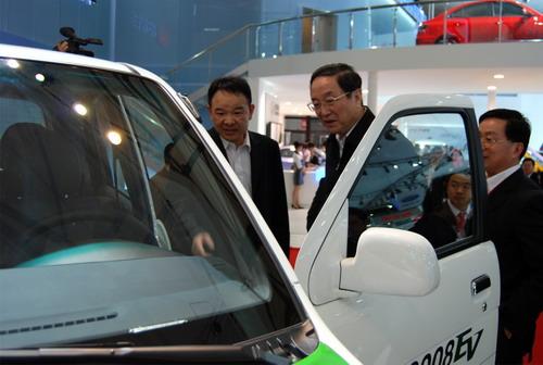 上海市委书记俞正声关注民族品牌众泰汽车展台