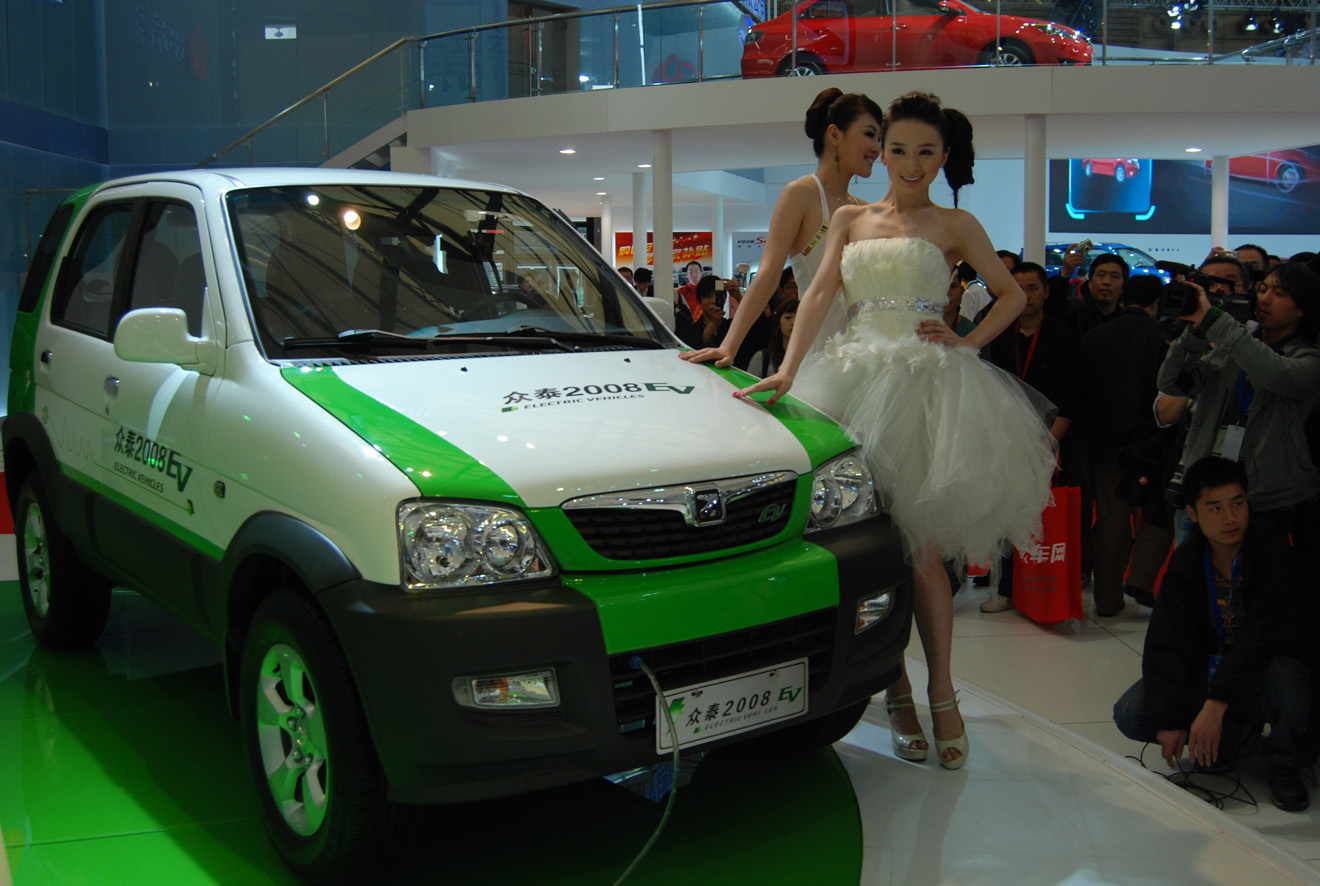 张小虞参加上海车展众泰2008EV上市揭幕